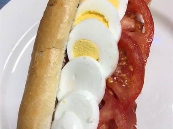 Baguette kip bacon, ei, tomaat, dressing