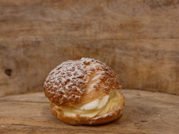 Parijse soes met slagroom en kersen