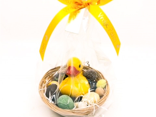 Paasmandje met eend en eitjes